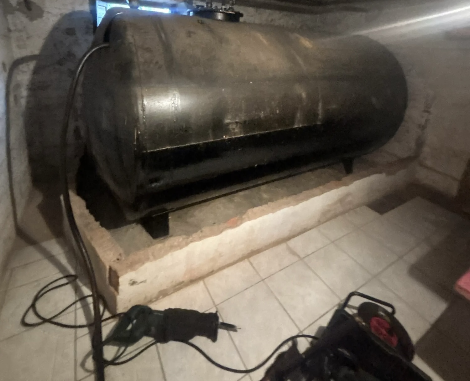 Cuve à fioul sur socle avec matériel d'intervention