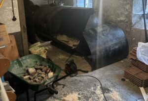 Découpe de cuve à fioul avec évacuation des résidus