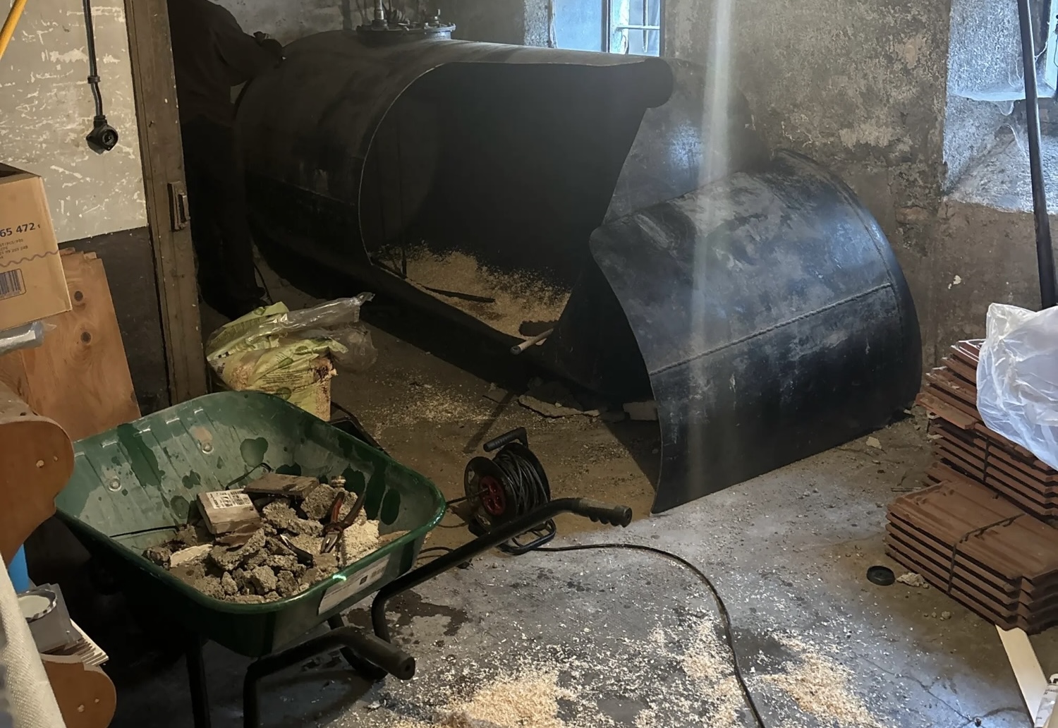 Découpe de cuve à fioul avec évacuation des résidus
