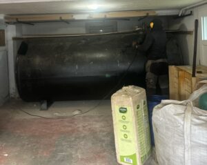 Technicien intervenant sur une cuve à fioul en local technique